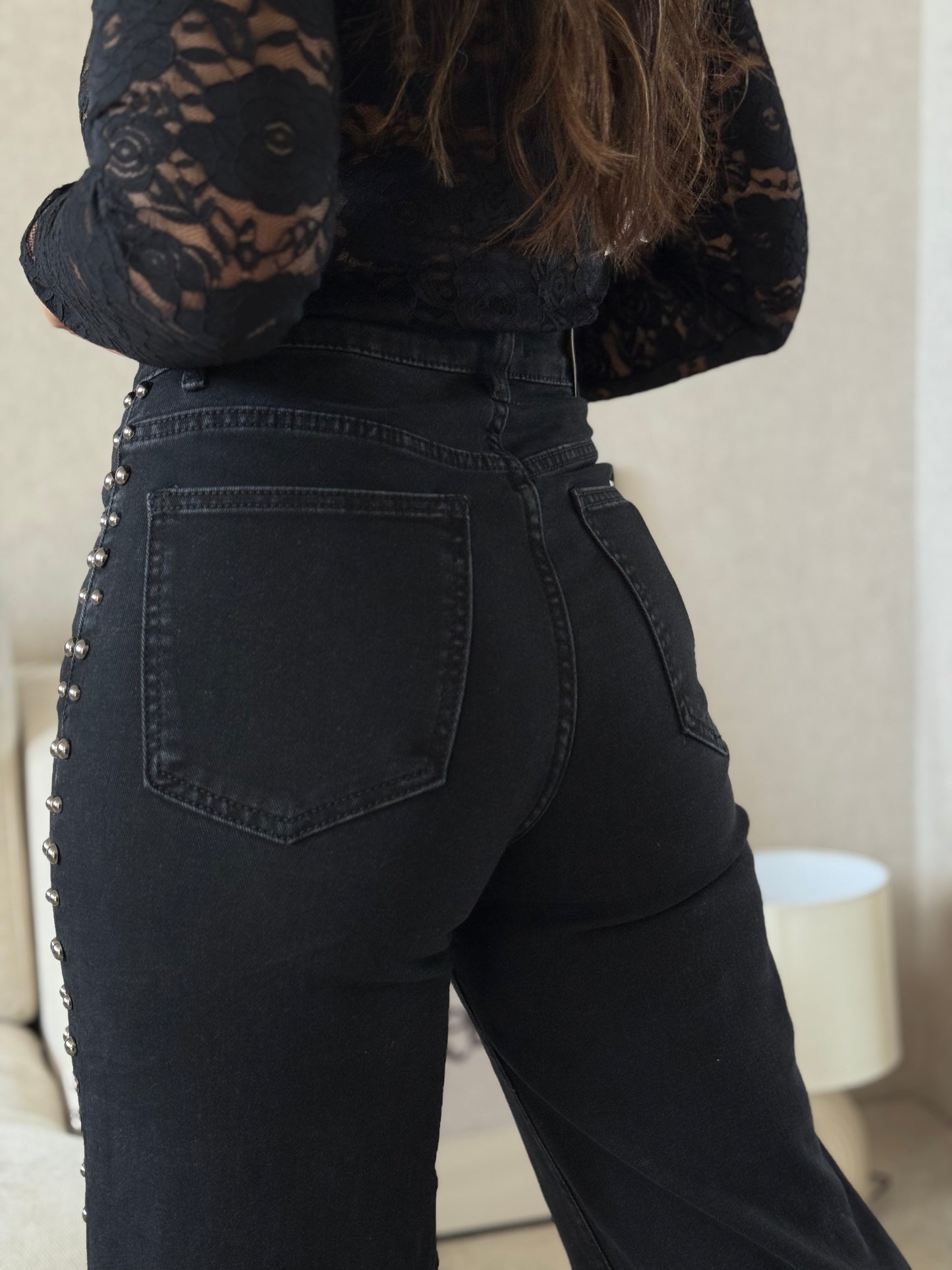 JEANS WIDE LEG COM TACHAS PRETO