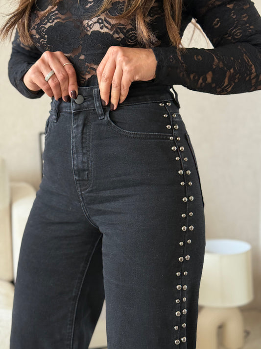 JEANS WIDE LEG COM TACHAS PRETO