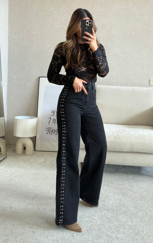 JEANS WIDE LEG COM TACHAS PRETO